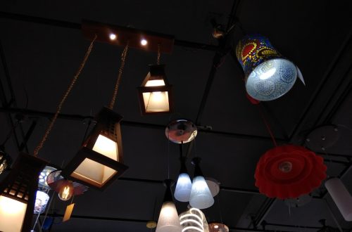 Photo The soft ceiling lamps in the restaurant