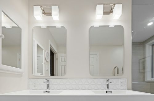 Photo three way dimmable faceted bathroom vanity lamp