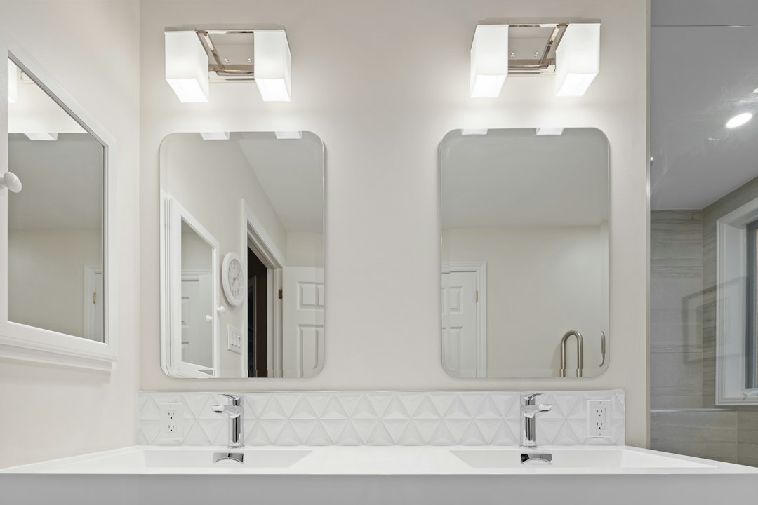 Photo three way dimmable faceted bathroom vanity lamp